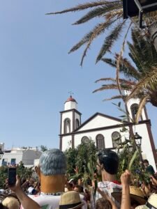Multitud portando ramas de árboles durante la Fiesta de La Rama en Agaete, Gran Canaria