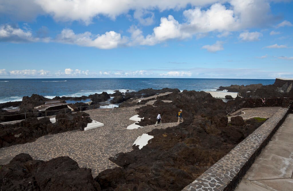 Piscinas naturales de lava solidificada en El Caletón, Garachico, formadas por la erupción de 1706