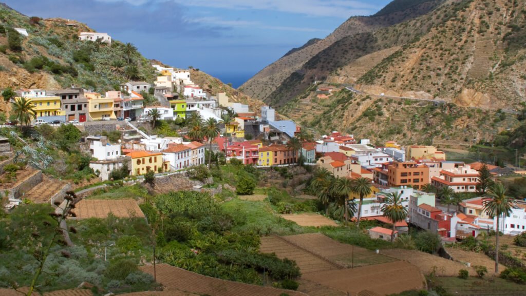 Vista del paisaje de barrancos y montañas de Vallehermoso, en La Gomera