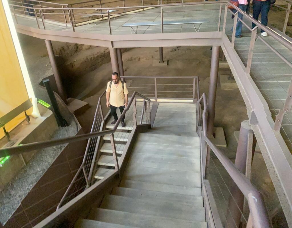 Pasarelas y escaleras de acceso dentro del yacimiento arqueológico de la Cueva Pintada de Gáldar