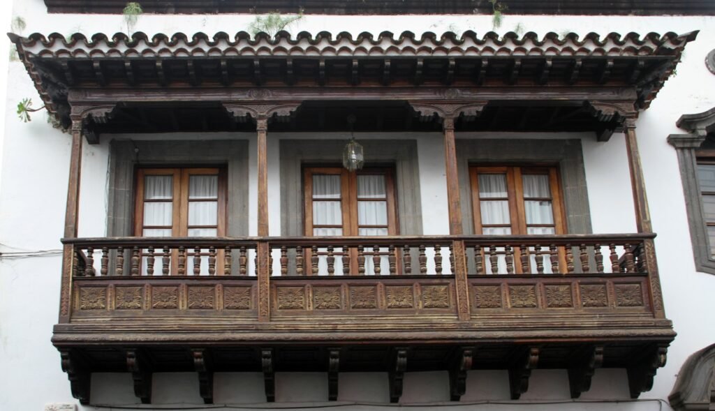 Balcones tradicionales canarios en la Calle Real de Teror, Gran Canaria